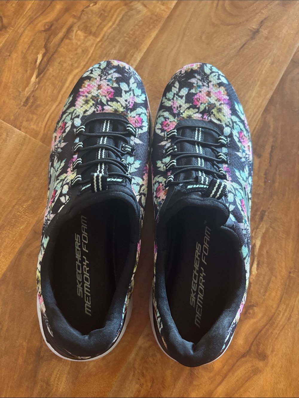 Skechers Women's Black Floral Slip-On Memory Foam Sneakers. GUC SZ 7.5